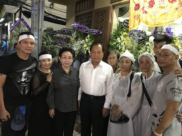 Tiễn đưa "sầu nữ" Út Bạch Lan về nơi an nghỉ cuối cùng 11 Tiễn đưa sầu nữ Út Bạch Lan về nơi an nghỉ cuối cùng - Ảnh 10